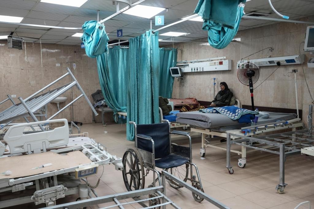 Hospital in central Gaza empties out as Israeli forces draw near