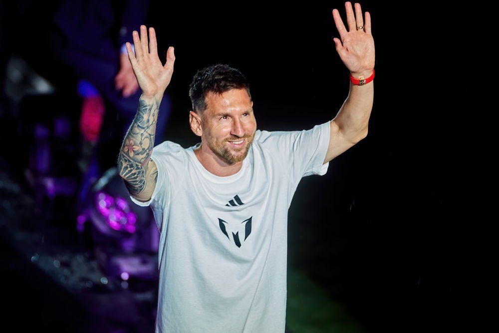 Lionel Messi announces sensational Barcelona return to family and friends