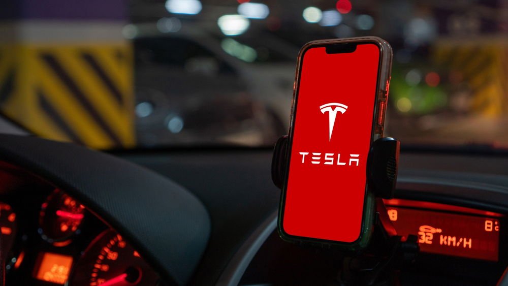 US investigating Tesla smart remote driving system after it fails to detect obstacles