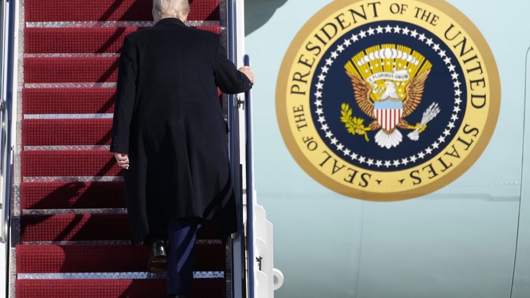 Trump tours Boeing plane to highlight delay in Air Force One delivery