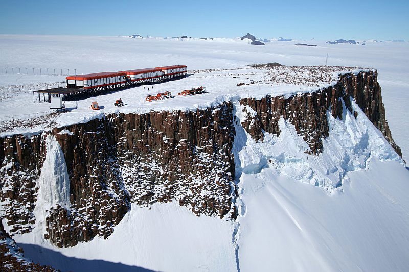 Cabin fever – Antarctic scientists trapped with violent aggressor