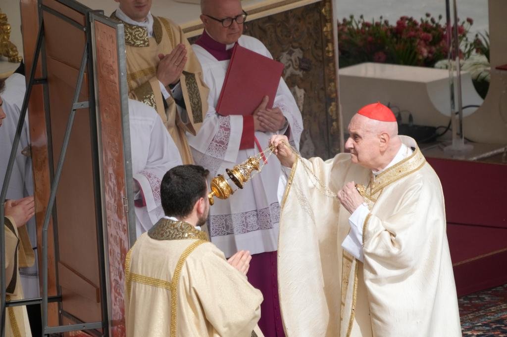 Pope Francis emerges from convalescence on Easter, delights crowd with popemobile tour