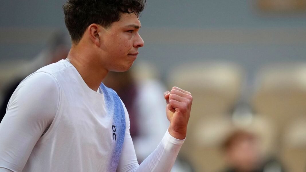 Ben Shelton outlasts Lorenzo Sonego in French Open 1st round
