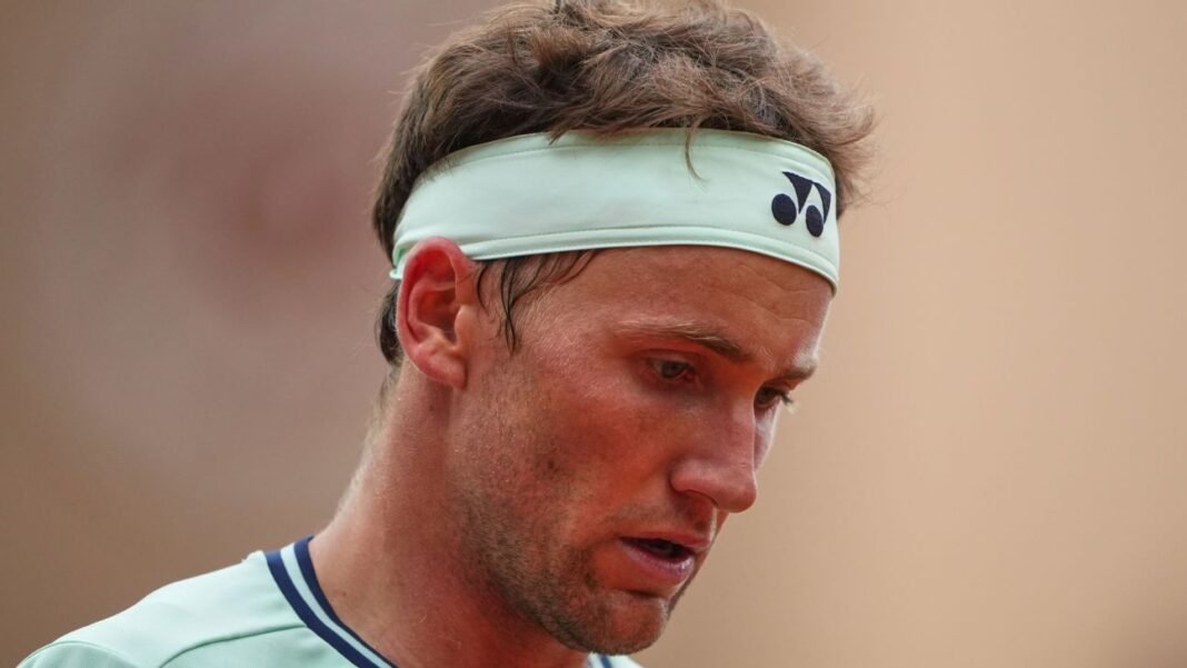 Knee hampers Casper Ruud in French Open loss; Alcaraz moves on
