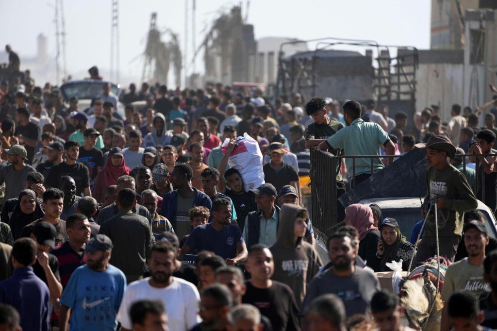 Israeli troops fire warning shots as Palestinians overwhelm new Gaza food center