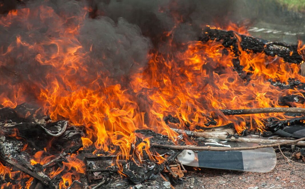 15 Police Officers Injured as UK town erupts into full-blown riot after two Romanian boys charged with attempted rape