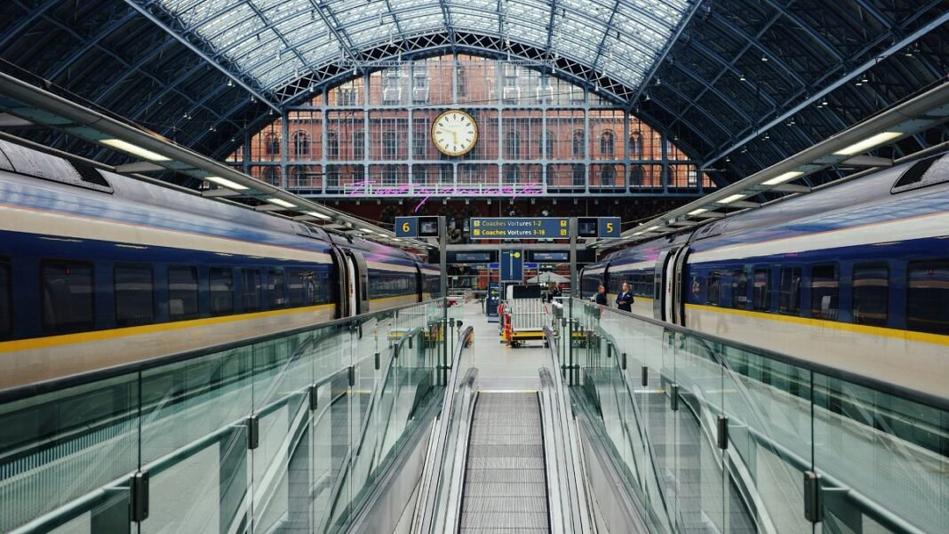 Eurostar allows passengers at St Pancras to board 30 minutes earlier to ease overcrowding