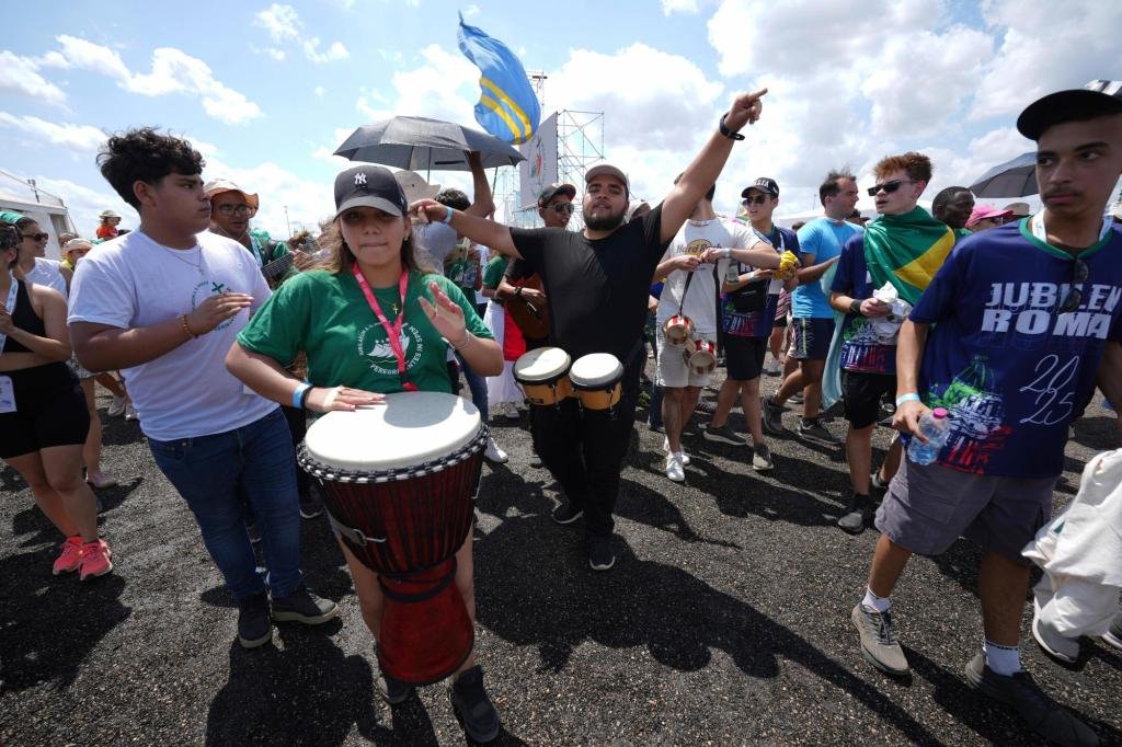 Pope thrills hundreds of thousands of young Catholics at Holy Year youth festival