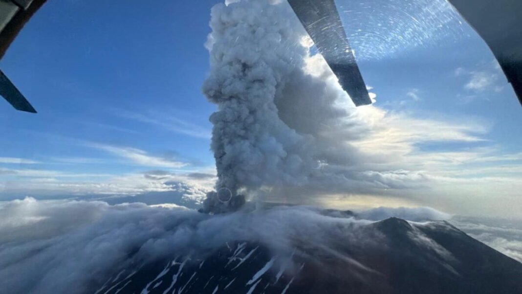 Russian volcano explodes, provoking fresh tsunami warnings